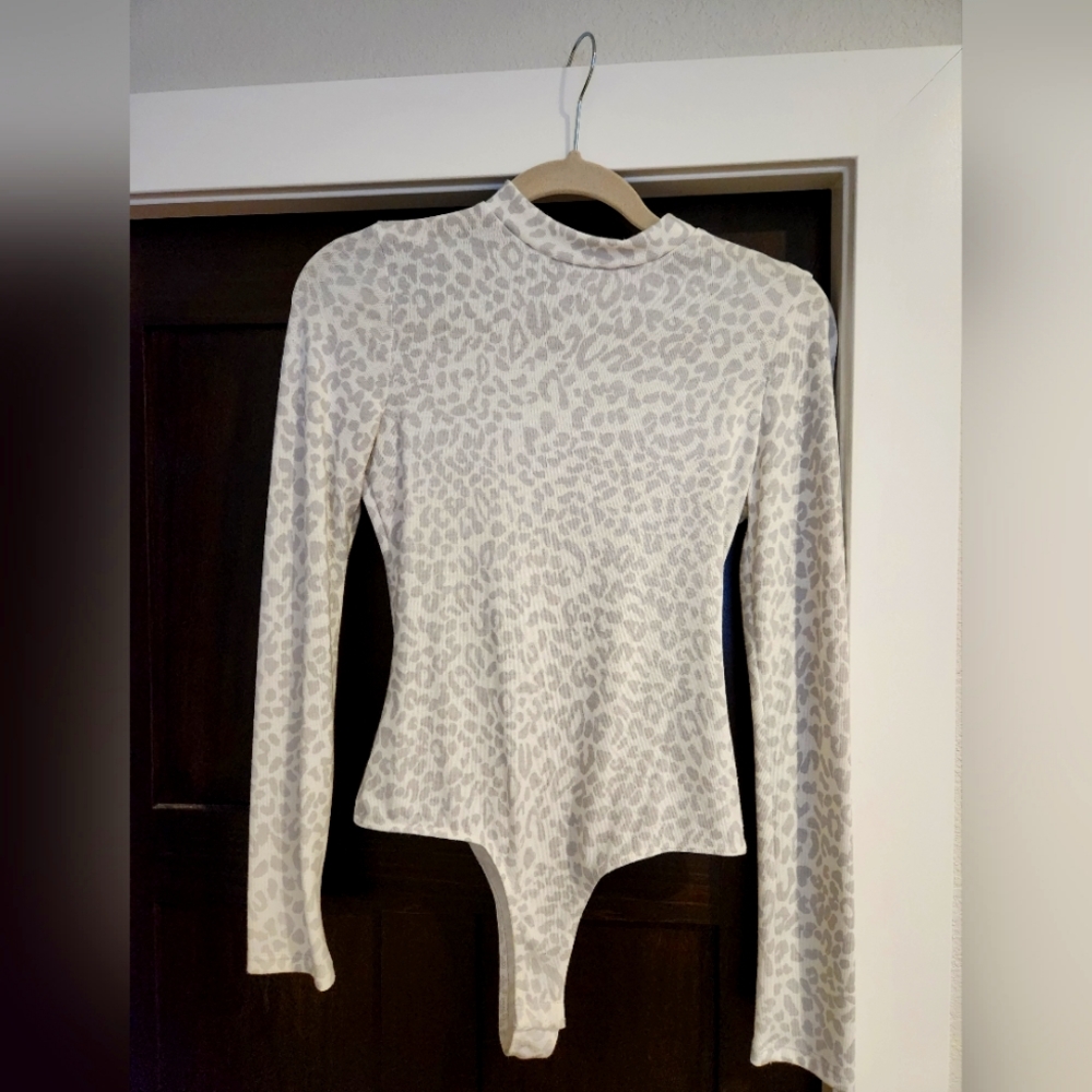 Le Lis, size M, white/gray bodysuit